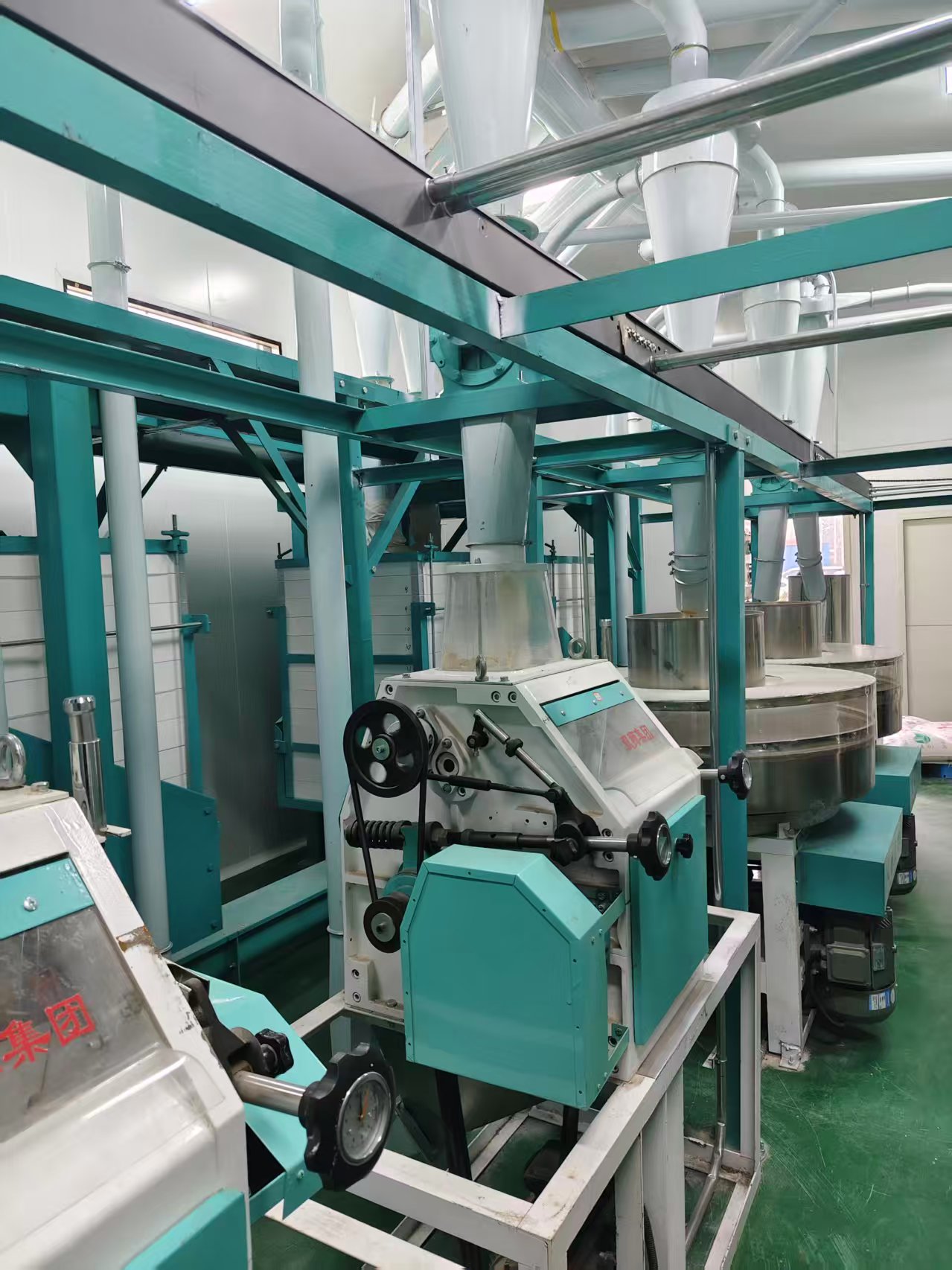 天津寶坻區(qū)王總日處理小麥25噸石磨面粉機生產(chǎn)線